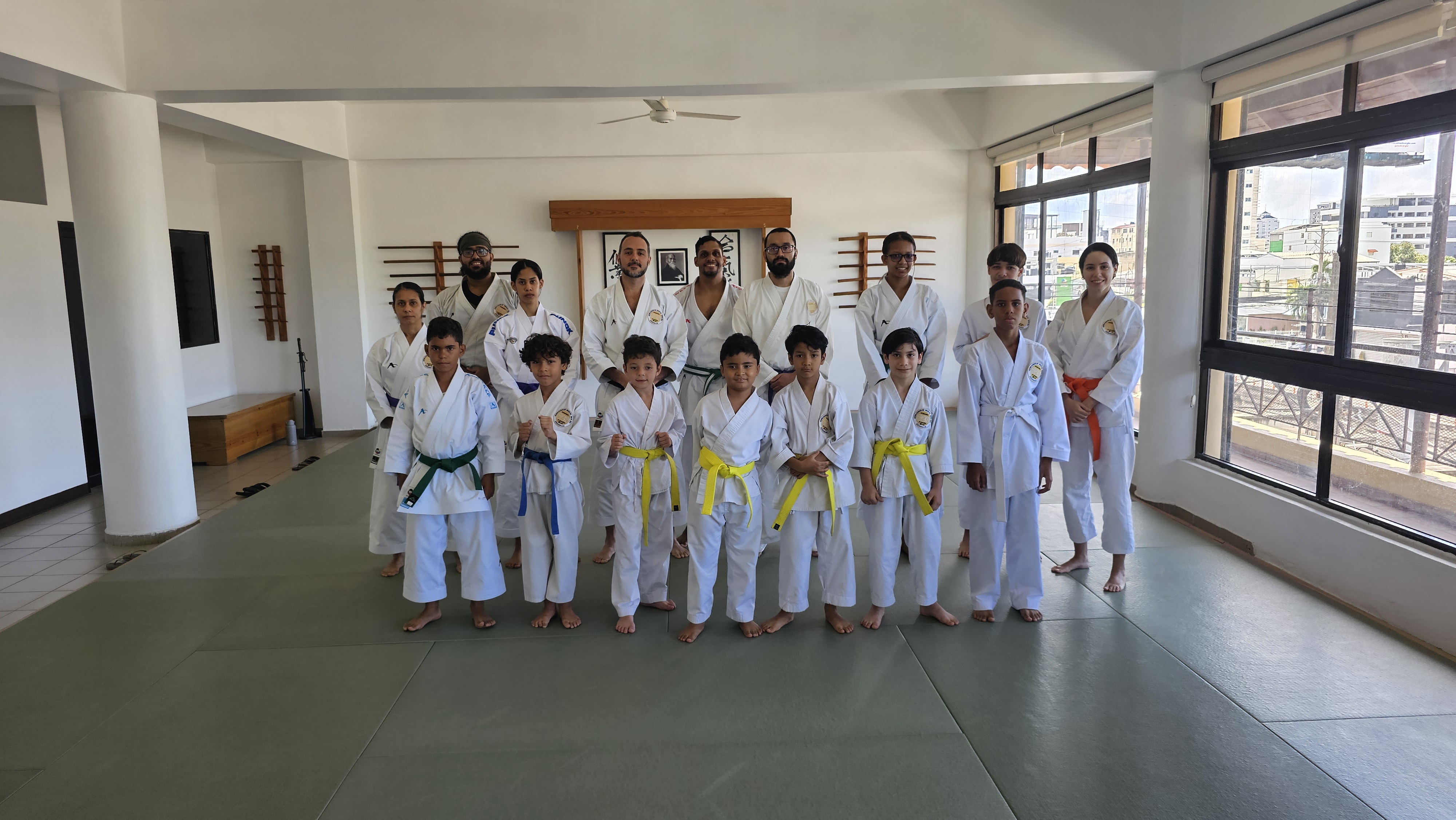 Familia de karate entrenando
